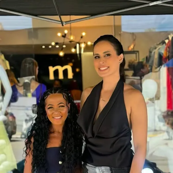 Duas clientes em frente à Loja Mariana com looks de alfaiataria